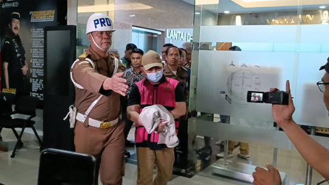 Anggota DPR RI Komisi II Fraksi Partai NasDem, Ujang Iskandar ditetapkan tersangka oleh Kejaksaan Agung RI, Jakarta Selatan, Jumat (26/7/2024).  Foto: Fadlan Nuril Fahmi/kumparan
