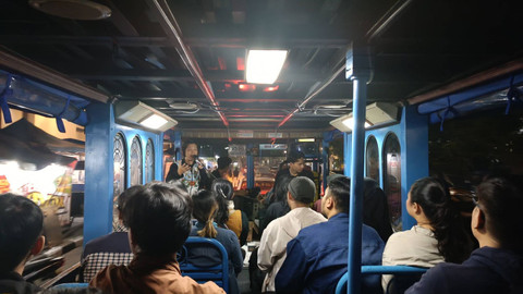 Perserta menaiki bus Bandros saat mengikuti Bandros Braga Mystery di Bandung, Jumat (26/7/2024).  Foto: Robby Bouceu/kumparan