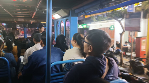 Perserta menaiki bus Bandros saat mengikuti Bandros Braga Mystery di Bandung, Jumat (26/7/2024).  Foto: Robby Bouceu/kumparan