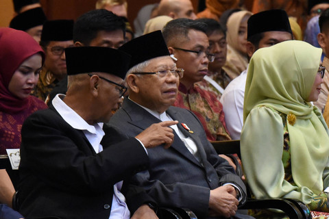 Wakil Presiden Maruf Amin (kedua kanan) disaksikan Ketua MUI bidang Fatwa Asrorun Niam (kedua kiri) menyalami anggota MUI saat menghadiri acara Tasyakur Milad ke-49 Majelis Ulama Indonesia (MUI) di Jakarta, Jumat (26/7/2024).  Foto: Indrianto Eko Suwarso/ANTARA FOTO