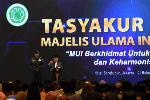 Wakil Presiden Maruf Amin (kedua kiri) memberikan sambutan saat menghadiri acara Tasyakur Milad ke-49 Majelis Ulama Indonesia (MUI) di Jakarta, Jumat (26/7/2024). Foto: Indrianto Eko Suwarso/ANTARA FOTO
