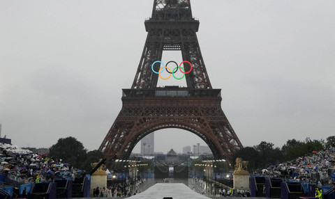 Suasana Menara Eiffel saat pembukaan Olimpiade.  Foto: Pawel Kopczynski?REUTERS