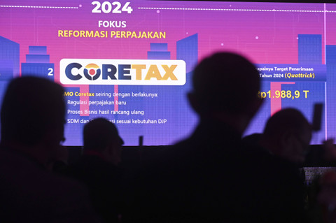 Sejumlah peserta menyimak paparan dalam acara Malam Apresiasi dan Penghargaan Hari Pajak 2024 di kantor pusat DJP, Jakarta, Jumat (26/7/2024). Acara yang diselenggarakan oleh Direktorat Jenderal Pajak tersebut bertujuan memberikan apresiasi dan penghargaan kepada para pemangku kepentingan seperti pengusaha, instansi. lembaga, asosiasi dan media massa yang taat membayar pajak serta mendukung reformasi pajak. ANTARA FOTO/Erlangga Bregas Prakoso/foc.