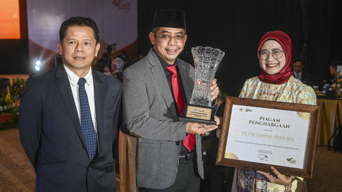 Direktur Jenderal Pajak Kementerian Keuangan Suryo Utomo (tengah) didampingi oleh Kepala Kanwil DJP Wajib Pajak Besar Yunirwansyah (kiri) memberikan penghargaan grup pembayar pajak terbesar 2023 kepada Direktur Keuangan Pertamina Emma Sri Martini. Foto: ANTARA FOTO/Erlangga Bregas Prakoso