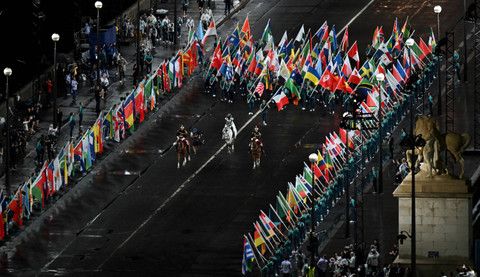 Penunggang kuda tiba dengan membawa bendera saat saat upacara pembukaan Olimpiade Paris 2024 tiba di Stadion Trocadero, Paris, Prancis, Sabtu (27/7/2024). Foto: Cheng Min/Pool via REUTERS