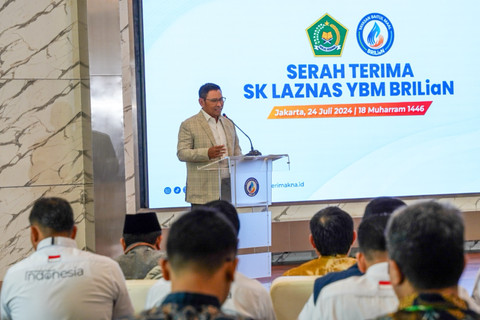 Wakil Direktur Utama BRI sekaligus Badan Pembina YBM BRILiaN, Catur Budi Harto pada serah terima SK LAZNAS YBM BRILiaN di Jakarta, Rabu (24/7/2024). Foto: Dok. BRI