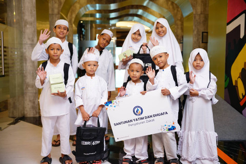  YBM BRILiaN memberikan santunan kepada anak yatim dan dhuafa. Foto: Dok. BRI