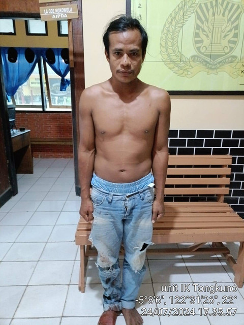 Polisi menunjukan pelaku pembunuh temannya akibat teka-teki ayam atau telur. Foto: dok. Polres Muna