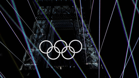 Penyanyi Celine Dion membawakan lagunya saat tampil di Menara Eiffel dalam pembukaan Olimpiade Paris 2024 di Paris, Prancis, Jumat (26/7/2024).  Foto: Olympic Broadcasting Services via AP