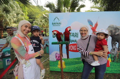 Pengunjung foto bersama saat mengunjungi area Taman Safari di Festival Hari Anak 2024 di Jakarta, Sabtu (27/7). Foto: Jamal Ramadhan/kumparan