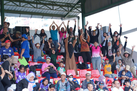 Dukungan orang tua dan teman-teman sekolah yang hadir langsung di Lapangan Kota Barat menjadi suntikan semangat bagi para siswi yang bertanding di ajang MilkLife Soccer Challenge Solo Series 1 2024.   Foto: Aji Nugrahanto/kumparan