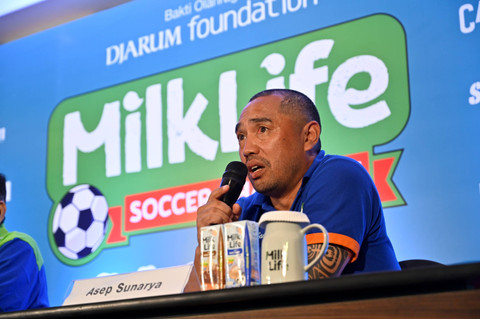 Coach Asep Sunarya selaku Tim Talent Scouting MilkLife Soccer Challenge menyampaikan gagasannya terkait bibit sepakbola putri saat MilkLife Soccer Challenge di Solo, Sabtu (27/7/2024).  Foto: Aji Nugrahanto/kumparan