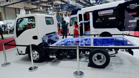 Isuzu ELF EV yang dipamerkan di GIIAS 2024. Foto: Fitra Andrianto/kumparan