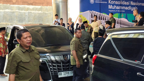 Ketum PP Muhammadiyah Haedar Nashir usai mengantar Jusuf Kalla di acara Konsolidasi Nasional Muhammadiyah di UNISA Yogyakarta di Kabupaten Sleman, Sabtu (27/7) Foto: Arfiansyah Panji Purnandaru/kumparan