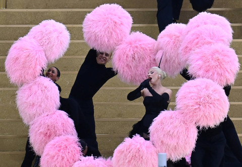 Penyanyi asal Amerika Serikat, Lady Gaga, menyanyikan sebuah lagu di area jembatan Sully sebelum upacara pembukaan Olimpiade Paris 2024 di Paris pada 26 Juli 2024. Foto: Aris Messinis/AFP