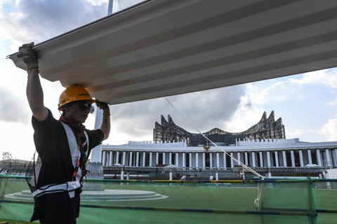 Pekerja membawa material untuk persiapan upacara HUT RI di Lapangan Upacara Istana Kepresidenan IKN, Penajam Paser Utara, Kalimantan Timur, Sabtu (27/7/2024). Foto: Hafidz Mubarak A/Antara Foto 