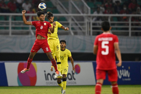 Pesepak bola Timnas Indonesia Arkhan Kaka Putra Purwanto berebut bola dengan pesepak bola Timnas Malaysia Danish Hakimi Bin Sahal dalam pertandingan semifinal Piala AFF U-19 di Stadion Gelora Bung Tomo, Surabaya, Jawa Timur, Sabtu (27/7/2024). Foto: Sigid Kurniawan/ANTARA FOTO 