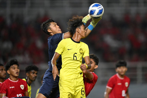 Kiper Timnas Indonesia Ikram Algiffari berebut bola dengan pesepak bola Timnas Malaysia Danish Hakimi Bin Sahaludin dalam pertandingan semifinal Piala AFF U-19 di Stadion Gelora Bung Tomo, Surabaya, Jawa Timur, Sabtu (27/7/2024). Foto: Sigid Kurniawan/ANTARA FOTO 