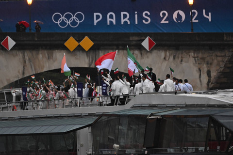 Kontingen Indonesia saat defile pembukaan Olimpiade Paris 2024 di Sungai Seine, Prancis, pada Sabtu (27/7) dini hari WIB. Foto: Wahyu Putro A/ANTARA