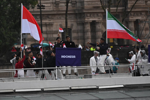 Kontingen Indonesia saat defile pembukaan Olimpiade Paris 2024 di Sungai Seine, Prancis, pada Sabtu (27/7) dini hari WIB. Foto: Wahyu Putro A/ANTARA FOTO