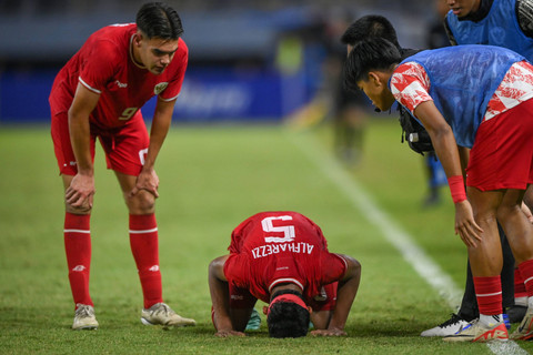 Pesepak bola Timnas Indonesia Muhammad Alfharezzi Buffon bersujud syukur disaksikan rekan-rekannya usai membobol gawang Timnas Malaysia dalam pertandingan semifinal Piala AFF U-19 di Stadion Gelora Bung Tomo, Surabaya, Jawa Timur, Sabtu (27/7/2024). Foto: Sigid Kurniawan/ANTARA FOTO 