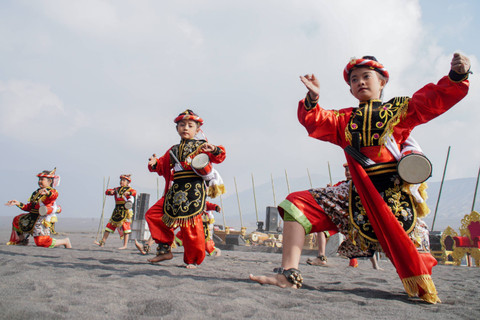 Sejumlah penari menampikan tari Reog Kendang Sawunggaling saat gelaran Eksotika Bromo di kawasan Taman Nasional Bromo Tengger Semeru (TNBTS), Probolingo, Jawa Timur, Sabtu (27/7/2024). Foto: Irfan Sumanjaya/ANTARA FOTO