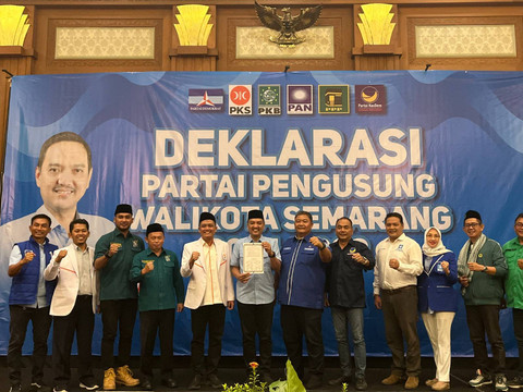 Bos klub sepakbola PSIS Semarang sekaligus Partai Demokrat A.S. Sukawijaya (tengah) berfoto bersama petinggi Partai Koalisi Semarang Maju dalam acara deklarasi dukungan Foto: Intan Alliva Khansa/kumparan