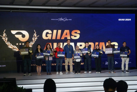 Penghargaan mobil terbaik saat penutupan GIIAS 2024. Foto: Fitra Andrianto/kumparan