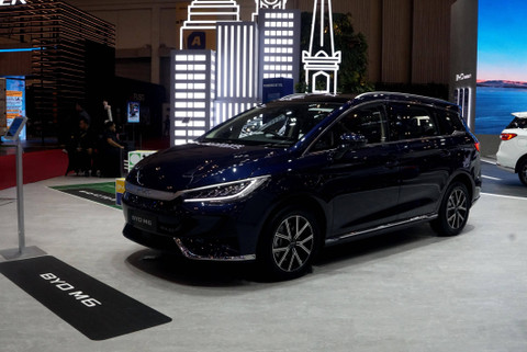 BYD M6 yang dipamerkan di GIIAS 2024. Foto: Fitra Andrianto/kumparan