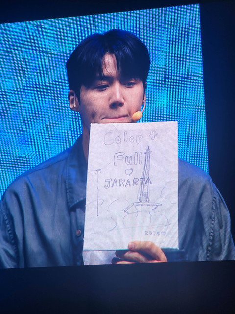 Penampilan Kim Seon Ho saat menggelar acara fan meeting Color Full in Jakarta di Indonesia Arena, Sabtu (27/8/2024). Foto: Ela Nurlaela/kumparan