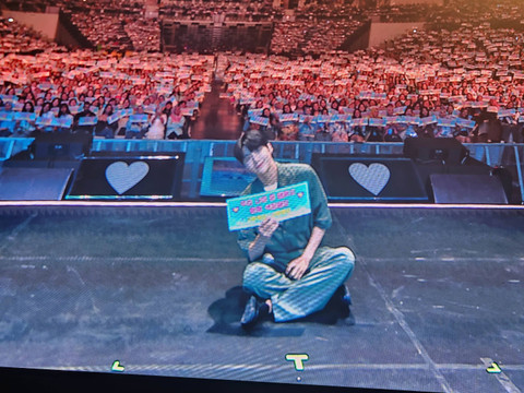 Penampilan Kim Seon Ho saat menggelar acara fan meeting Color Full in Jakarta di Indonesia Arena, Sabtu (27/8/2024). Foto: Ela Nurlaela/kumparan