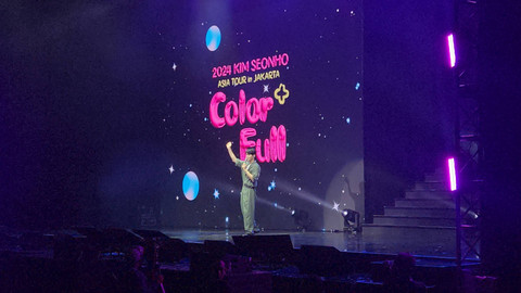 Penampilan Kim Seon Ho saat menggelar acara fan meeting Color Full in Jakarta di Indonesia Arena, Sabtu (27/8/2024). Foto: Ela Nurlaela/kumparan