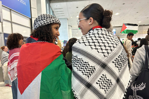 Atlet Palestina tiba jelang Olimpiade Paris 2024 di bandara Paris Charles de Gaulle, di Roissy, Prancis, Kamis (25/7/2024). Foto: Megan Janetsky/AP PHOTO