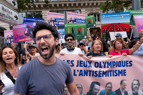 Demonstran menentang anti-semitisme bernyanyi ke arah pengunjuk rasa pro-Palestina di alun-alun Republique, Paris, Kamis (25/7/2024). Foto: David Goldman/AP Photo