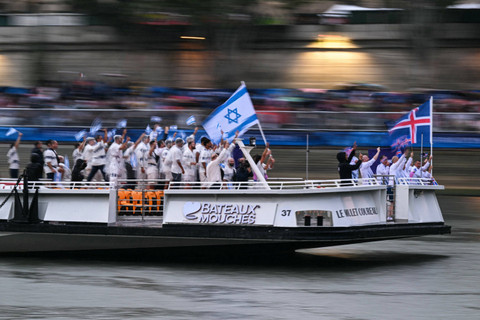 Kontingen Israel mengikuti defile dengan menaiki kapal menyusuri sungai Seine saat pembukaan Olimpiade Paris 2024 di Paris, Prancis, Kamis (26/7/2024). Foto: Kirill KUDRYAVTSEV/AFP