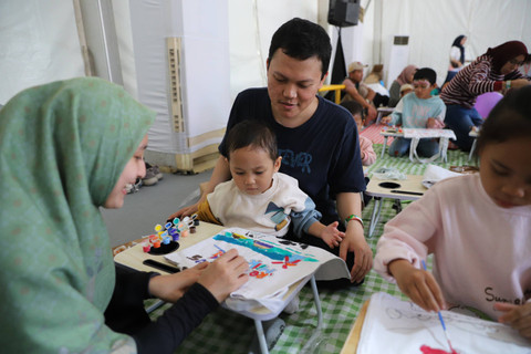 Suasana Workshop MilkLife Kreasi Seru Totebag pada hari kedua Festival Hari Anak 2024 di Taman Anggrek, Kawasan Gelora Bung Karno, Jakarta, Minggu (28/7/2024). Foto: Iqbal Firdaus/kumparan