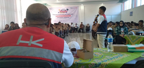 Tim relawan HK Mengajar saat memberikan materi. Dok: kumparan