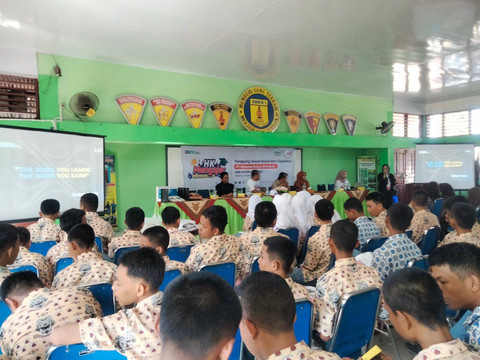 Seratusan siswa SMK Negeri 1 Padang antusias mengikuti program HK Mengajar, Kamis (25/7/2024). Dok: kumparan