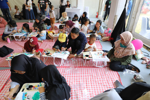 Suasana Workshop MilkLife Kreasi Seru Totebag pada hari kedua Festival Hari Anak 2024 di Taman Anggrek, Kawasan Gelora Bung Karno, Jakarta, Minggu (28/7/2024). Foto: Iqbal Firdaus/kumparan