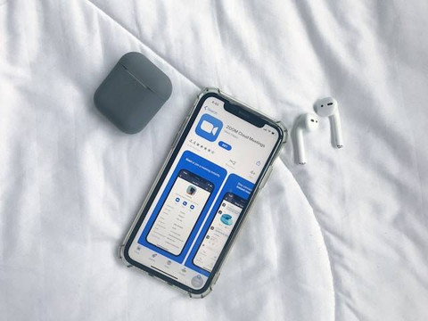 Fitur media sosial yang digunakan oleh pengguna untuk berinteraksi dengan pengguna lain. Foto hanya ilustrasi. Sumber foto: Unsplash/Gabriel