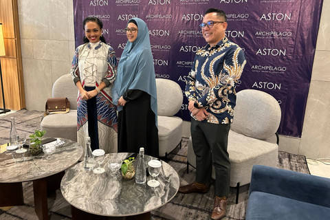 Nadia Idris (tengah) saat jumpa media terkait pembukaan Aston Pekalongan Syariah Hotel & Conference Center. Foto: Andrian Gilang Khrisnanda/kumparan