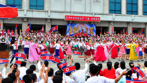Warga menghadiri pertunjukan budaya dalam rangka peringatan 71 tahun gencatan senjata Perang Korea di Pyongyang, Korea Utara, Sabtu (27/7/2024). Foto: KCNA/via REUTERS