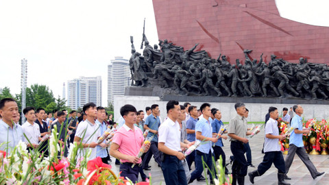 Warga mengunjungi patung pendiri Korea Utara Kim Il Sung dan mendiang pemimpin Kim Jong Il pada peringatan 71 tahun gencatan senjata Perang Korea, di Bukit Mansudae di Pyongyang, Korea Utara, Sabtu (27/7/2024). Foto: KCNA/via REUTERS