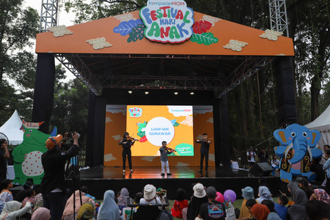 Penampilan Liam Ian Gunawan pada hari kedua Festival Hari Anak 2024 di Taman Anggrek, Kawasan Gelora Bung Karno, Jakarta, Minggu (28/7/2024). Foto: Syawal Febrian Darisman/kumparan
