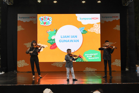 Penampilan Liam Ian Gunawan pada hari kedua Festival Hari Anak 2024 di Taman Anggrek, Kawasan Gelora Bung Karno, Jakarta, Minggu (28/7/2024). Foto: Syawal Febrian Darisman/kumparan