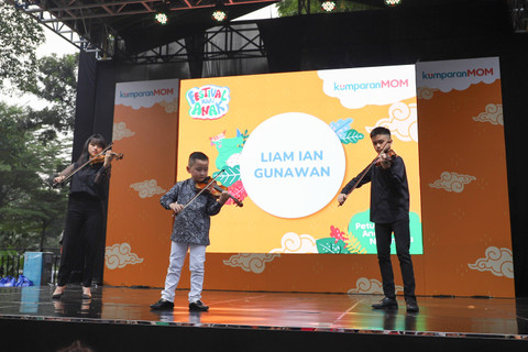 Penampilan Liam Ian Gunawan pada hari kedua Festival Hari Anak 2024 di Taman Anggrek, Kawasan Gelora Bung Karno, Jakarta, Minggu (28/7/2024). Foto: Syawal Febrian Darisman/kumparan