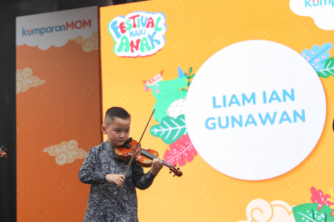 Penampilan Liam Ian Gunawan pada hari kedua Festival Hari Anak 2024 di Taman Anggrek, Kawasan Gelora Bung Karno, Jakarta, Minggu (28/7/2024). Foto: Syawal Febrian Darisman/kumparan