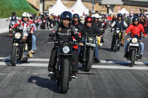 Presiden Joko Widodo mengendarai motor melewati Jalan Tol IKN di Balikpapan, Kalimantan Timur, Minggu (28/7/2024).  Foto: Hafidz Mubarak A/ ANTARA FOTO