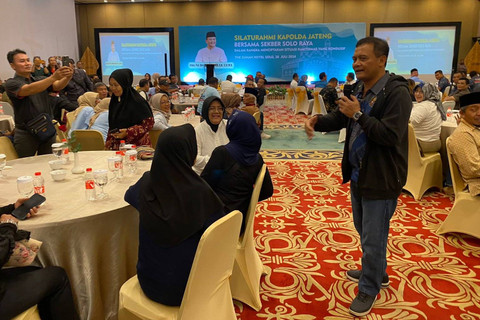 Irjen Ahmad Luthfi dalam pertemuan dengan Sekber Solo Raya di The Sunan Hotel Solo, Minggu (28/7/2024). Foto: kumparan