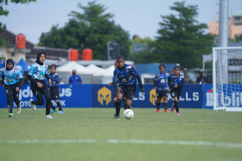 Aksi Ika Wonda, pemain tengah tim SD Kristen Manahan KU10 di pertandingan final MilkLife Soccer Challenge 2024 di Lapangan Kota Barat, Minggu (28/7/2024). Foto: MilkLife Soccer Challenge